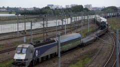 Kuorma-autoilla lastattu juna lähestyy Englannin kanaalin alittavaa tunnelia.