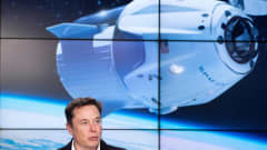 Elon Musk SpaceX -avaruuskapselin laukaisun jälkeisessä tiedotustilaisuudessa Kennedyn avaruuskeskuksessa Floridassa 2. maaliskuuta.