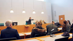 Linja-auton kaappausdraaman oikeuskäsittely Keski-Suomen käräjäoikeudessa. Syytetty istuu karvalakki päässä.