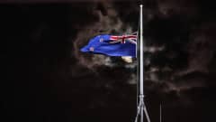 Uuden Seelannin lippu heiluu puolitangoss.