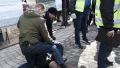 Soldiers of Odin -takkinen mies, joka yritti lyödä sinisten Timo Soinia, maahan kaadettuna ja kiinni otettuna Korson maalaismarkkinoilla Vantaalla sunnuntaina 24. maaliskuuta.