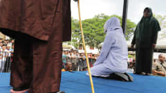 Tiukkaan islamilaisen sharia-lain rangaistuksiin kuuluvat myös julkiset raipparangaistukset.