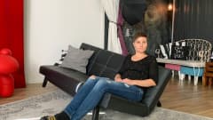 Heidi Noponen istuu risalla sohvalla