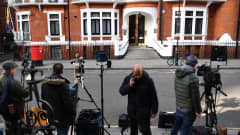 Toimittajia Ecuadorin Lontoon-lähetystön edustalla odottamassa Assangen poistumista.
