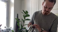 Linus Tuomenvirta uuttaa kotonaan kahvia
