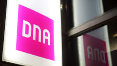  DNA:n logo Kampin kauppakeskuksessa Helsingissä 