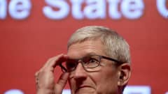 Applen toimitusjohtaja Tim Cook talouskokouksessa Kiinassa maaliskuussa. Cook on sanonut, ettei Apple halua ihmisten käyttävän kaikkea aikaansa puhelimien parissa.