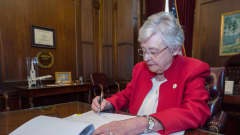 Alabaman kuvernööri Kay Ivey allekirjoitti keskiviikkona Yhdysvaltain tiukimman aborttilain.