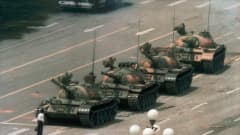 Mies seisoo panssarien edessä Tiananmenin aukiolla kesäkuussa 1989. 