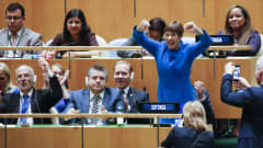 Viron presidentti Kersi Kaljulaid selvästi riemastui YK:n yleiskokouksen äänestettyä turvaneuvostoon uudet jäsenmaat. Viro voitti äänestyksessä Romanian.