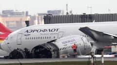 Tuhoutunut Aeroflotin Superjet-kone Moskovan Sheremetjevon lentokentällä 6. toukokuuta 2019.