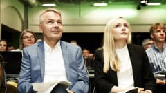Vihreiden väistyvä puheenjohtaja Pekka Haavisto ja uudeksi puheenjohtajaksi ehdolla oleva Maria Ohisalo vihreiden puoluekokouksessa Porissa.