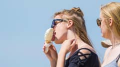 kaksi tyttöä syömässä jäätelöä