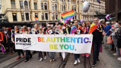 Pride-kulkueen osanottajia.