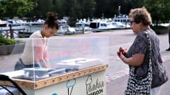 16-vuotias Aliisa Laakso tekee jäätelöpalloa Ritva Oksaselle