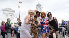 Spice girls -tyttöbändin jäseniksi pukeutuneet Mika Koskinen, Lauri Salmi, Mikko Moilanen, Joakim Juvelén ja Lauri Aho.