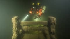 Sukeltaja tutkii Sipoon vesiltä löydetyn lähes täydellisesti säilyneen siipiratashinaajan hylyn ankkuripeliä