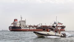 Iranin vallankumouskaartin vene kulkee Stena Bulk -tankkerin ympärillä.