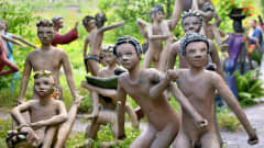 Leikkiviä lasta esittäviä patsaita Parikkalan patsaspuistossa
