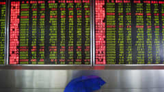 Pörssikursseja näyttävä valotaulu Pekingissä  maanantaina.