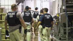 ICE:n agentit pidättivät lähes 700 siirtolaista useissa eri teollisuuslaitoksissa Mississippissä. 