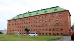 Joutsenon säilöönottoyksikkö sijaitsee Konnunsuon vanhassa vankilarakennuksessa.