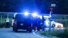 Poliiseja tiellä E12 Hämeenkyrön ja Ikaalisten välillä 25. elokuuta. Poliisi otti kiinni kaksi henkilöä Tampereen seudulla tapahtuneen takaa-ajon päätteeksi. 