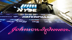 Johnson & Johnsonin logo New Yorkin pörssissä.