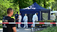 Poliisit tutkivat rikospaikkaa Berliinissä 23. elokuuta. Surmatyöstä epäiltynä on otettu kiinni venäläismies, joka oli saapunut Saksaan lyhytaikaisella Schengen-viisumilla.