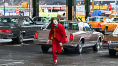 Jokeriksi maskeerattu Joaquin Phoenix juoksee kadulla.