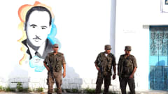 Armeijan sotilaat vartioivat presidentinvaalien äänestyspaikkaa Tunisian pääkaupungissa Tunisissa. 