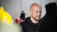 Aalto-yliopiston muodin lehtori Tuomas Laitinen.
