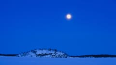 Ukonsaari talvisessa kaamosmaisemassa Inarijärvellä.