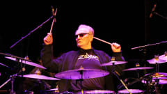 Ginger Baker soittaa rumpuja