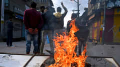 Intiaa vastustavia mielenosoittajia Srinagarin kadulla.