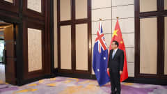 Kiinan pääministeri  Li Keqiang odottaa kokouspaikalla Australian pääministeri Scott Morrisonia Bangkokissa.
