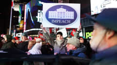 Virkarikosoikeudenkäyntiä vaativia mielenosoittajia New Yorkin Times Squarella 17. joulukuuta.