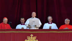 Paavi Franciscus piti perinteisen Urbi et Orbi -puheensa Pietarinkirkon parvekkeelta 25. joulukuuta. 