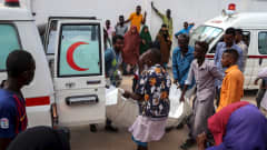 Terrori-iskun uhria nostetaan ulos ambulanssista Madinan sairaalassa Mogadishussa 28. joulukuuta.