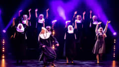 Nunnat railakkaassa lauluesityksessä Kokkolan kaupunginteatterin Nunnia ja konnia -musikaalissa.