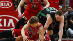 Bullsin Lauri Markkanen ja Bostonin Gordon Hayward kamppailevat parketin pinnassa pallosta