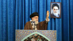 Ajatollah Ali Khamenei johtamassa rukousta