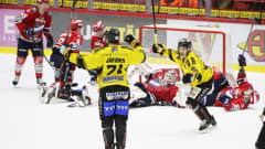 Kalpan Matti Järvinen ja Miikka Pitkänen juhlivat Jävisen 3-2-kavennusmaalia Liigan ottelussa HIFK vs Kalpa Helsingissä 1. helmikuuta 2020.