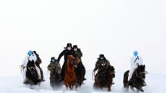 Rajaviranomaiset matkaavat lumen läpi tutkiakseen vuoristoista raja-aluetta ja toimittaakseen tietoja koronaviruksesta. Kiinan Xtajiangin maakunnan Altayn syrjäisen alueen asukkaille.