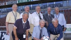 Helsingin vuoden 1952 olympialaisten Suomen maajoukkue Suomen Lastenklinikoiden kummit ry:n jalkapallo-ottelussa vuonna 2002. (ylh. vas.) Tapio Pylkkönen, Stig-Göran Myntti, Seppo Pelkonen, valmentaja Aatos Lehtone​n, Kurt Martin (alh. vas.) Ole Stolbe, Olavi Laaksonen, Aulis Rytkönen. 