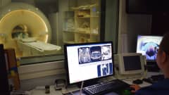 Röntgenhoitaja tarkkailee magneettikuvauksen kulkua.