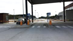 Suomeen saapuvan henkilöautoliikenteen rajatarkastusta Imatran rajanylityspaikalla.