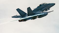 Ilmavoimien Hornet-hävittäjä nousee Pirkkalan lentokentältä.