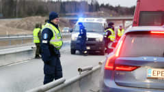 Poliisi tarkastaa kulkulupia Turun moottoritiellä.