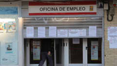 Mies menossa työttömyystoimistoon Madridissa. 